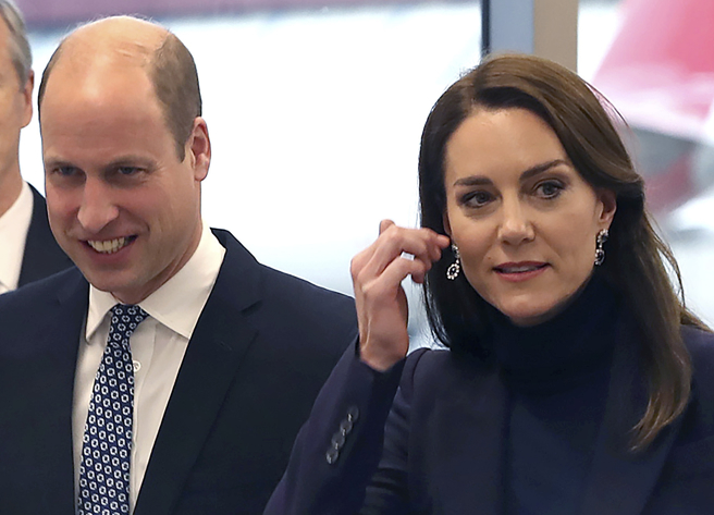 威爾斯親王夫婦威廉和凱特睽違8年後，再度踏上美國領土訪問，圖為兩人11月30日抵達波士頓洛根國際機場（Logan International Airport）的神情。（美聯社）