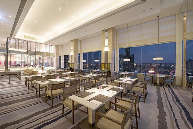 （可俯瞰高雄夜景的HOTEL COZZI和逸饭店高雄中山馆30楼Coazi THE Roof餐厅，12月31日跨年夜推出精选Buffet与酒精无限畅饮「高空跨年派对。图／HOTEL COZZI和逸饭店高雄中山馆）