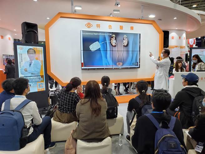 長庚醫院共規劃4大主題區，包括特色醫療、智慧醫院、創新研發及公益榮耀，以靜態海報展示及動態體驗等多樣化方式呈現，今年亦擴大辦理醫師講座。（長庚醫院提供／林周義台北傳真）