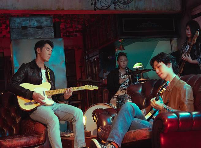 李李仁（左）与新生代歌手李晋玮合作新单曲〈不在乎〉。（宇森工作室提供）