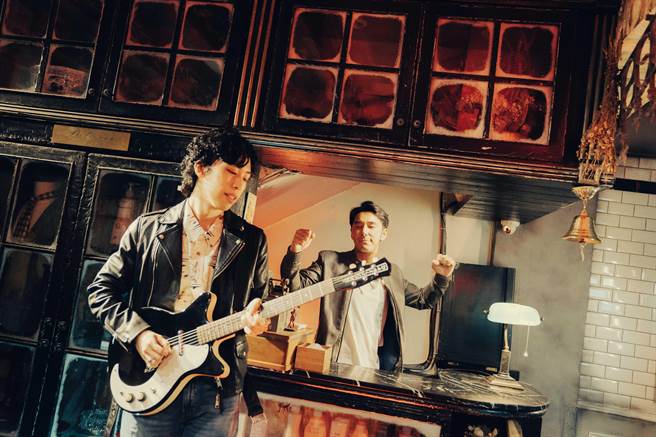 李李仁（右）与新生代歌手李晋玮合作新单曲〈不在乎〉。（宇森工作室提供）