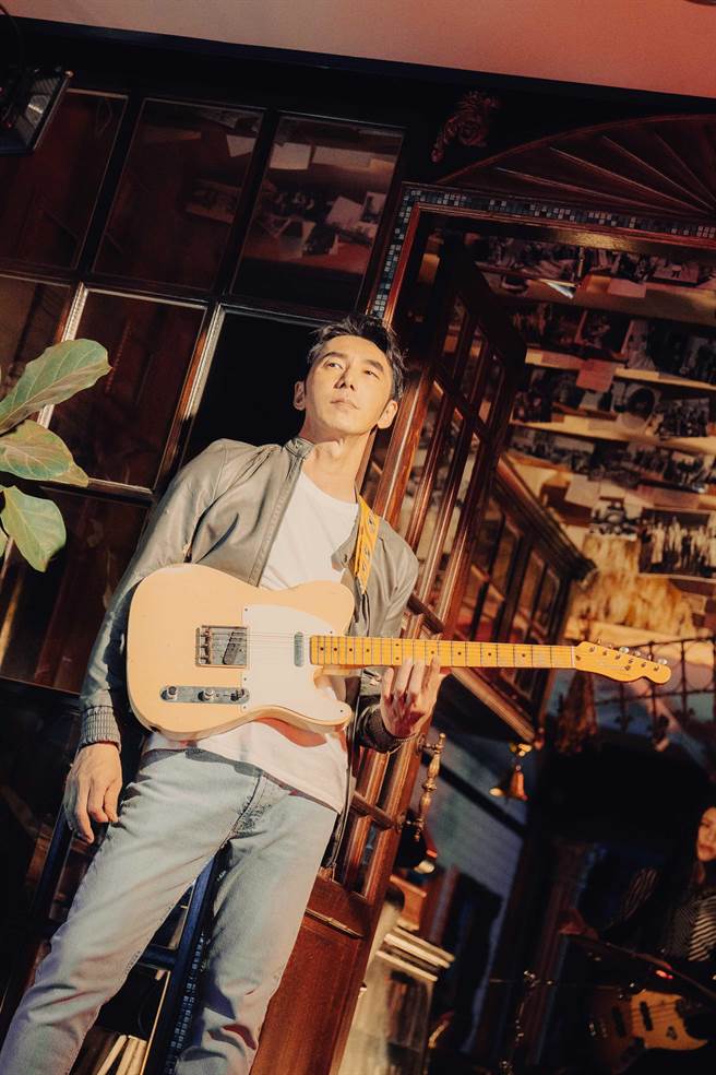 李李仁与新生代歌手李晋玮合作新单曲〈不在乎〉。（宇森工作室提供）