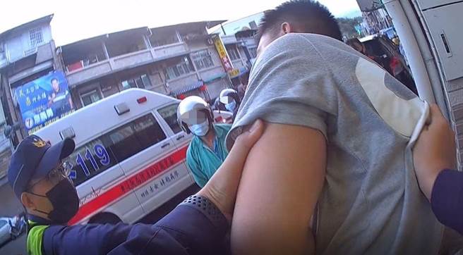 王姓男子企图行抢超商未遂，遭警民合力制伏逮捕送办。（读者提供／谢明俊苗栗传真）