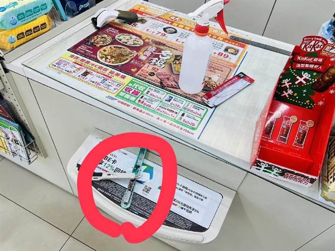 王姓男子企图持刀行抢超商未遂，遭警民合力制伏逮捕送办，作案美工刀遗留柜台前。（读者提供／谢明俊苗栗传真）