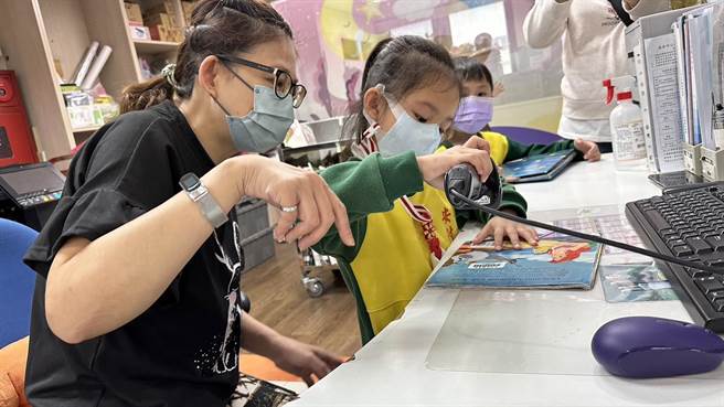基隆市教育处带领幼儿园大班学童到图书馆，亲身体验图书馆员的工作，拉近与书本的距离。（基隆市政府提供／张志康基隆报导）