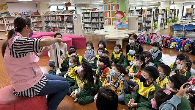 基隆市教育处带领幼儿园大班学童到图书馆，亲身体验图书馆员的工作，拉近与书本的距离。（基隆市政府提供／张志康基隆报导）