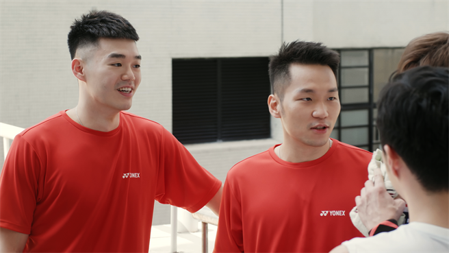 《决胜的挥拍》羽球奥运金牌「麟洋配」王齐麟、李洋客串演出。（MyVideo提供）