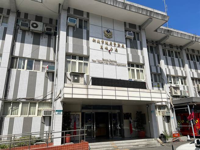 三峽分局逮捕罵人醉漢，查出竟是通緝犯。（王揚傑攝）