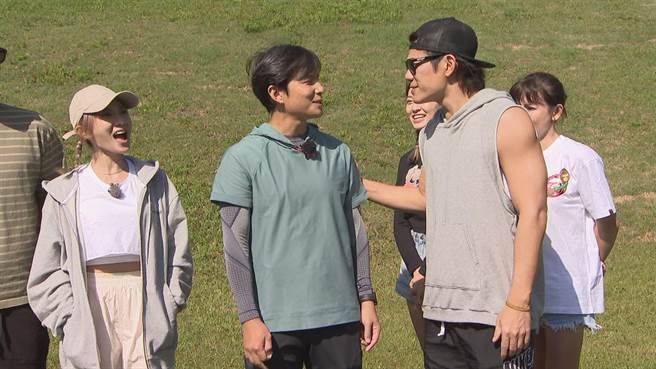 陈志强（右）揪孙协志（中）一起办婚礼。（中视提供）