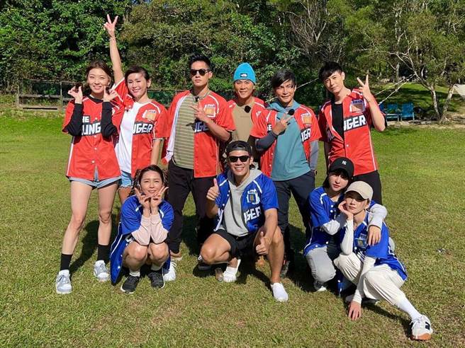 胡祖薇（左起）、郑仲茵、李若玹、许孟哲、陈志强、王仁甫、孙协志、Teddy、峮峮、蔡黄汝在《飢饿游戏》中玩游戏闯关。（中视提供）