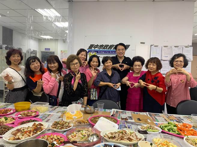 公益派出所志工妈妈们，每个人各准备一道拿手佳肴，让员警饱们餐一顿。（警方提供／张妍溱台中传真）