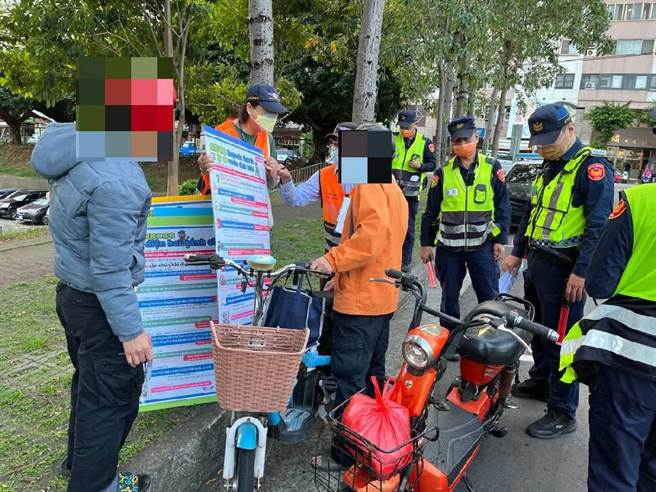 台中市日前举行「监警联合稽查」勤务，在台中工业区、潭子工业区及大里工业区等，加强微型电动二轮车的执法及宣导法规。（台中市警察局提供／张妍溱台中传真）