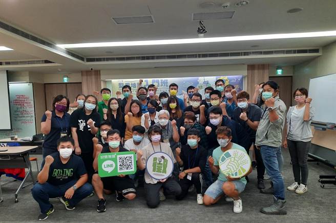 好农无限＋「农务即时人力需求媒合平台」，让农场找工导入智慧科技应用，解决临时人力匮乏现象，目前已累计超过8500名学生与农民加入平台，对地区农业发展帮助极大。(高雄市农业局提供／林雅惠传真)