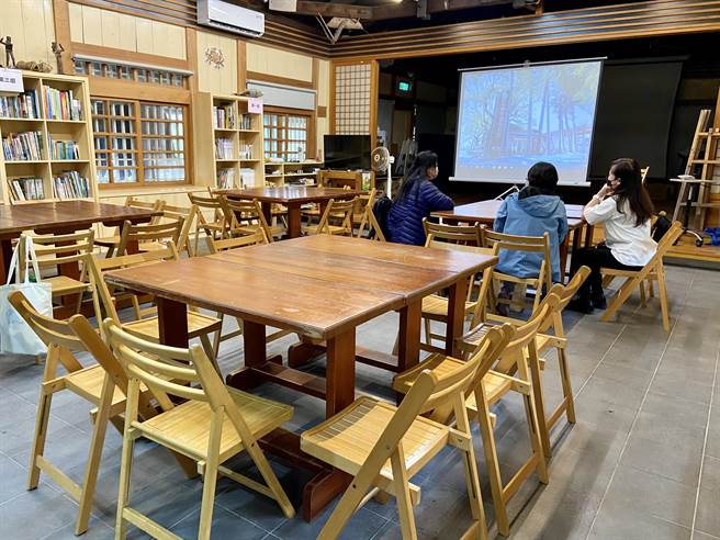 罗东自然教育中心由早期旧宿舍改建，此活动可闻到木头香与茶香，享受大自然疗癒。（吴佩蓉摄）