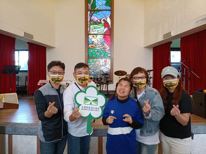 多重障碍生25岁许舒闵想开演唱会，认养人高公局科长林华灿、新东阳协理梁桓硕为她圆梦。（陈淑娥摄）