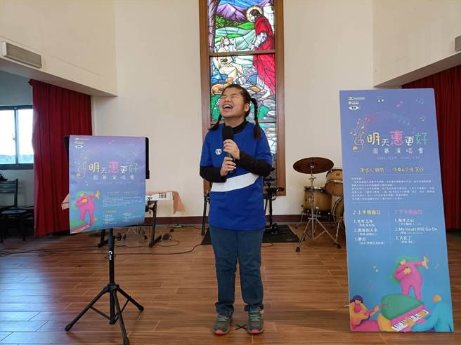 多重障碍生25岁许舒闵，柔美的歌声中充满穿透力。（陈淑娥摄）