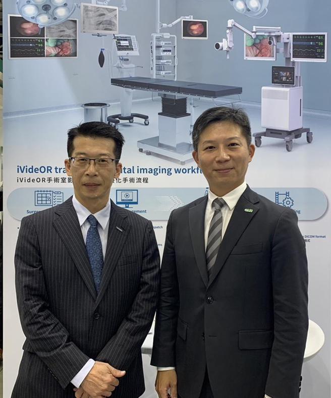 （研华藉由承业生医经销网络，抢攻台湾智慧手术室版图，未来将持续借重承业生医，协助更多医疗院所快速升级成复合式手术室。研华服务物联网事业群副总江明志(左起)及承业生医营运长李明伦合作。图／研华提供）