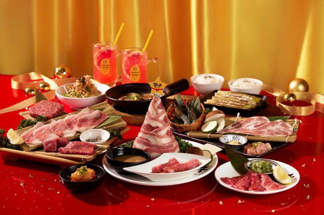 （乾杯集团抢圣诞跨年商机，烧烤、火锅岁末美食开趴 农历春节订位开跑
「乾杯烧肉居酒屋」推出肉量十足、浮夸好拍的「圣诞跨年套餐」双人2,323元＋10％、三人3,333元＋10％。图／乾杯集团提供）