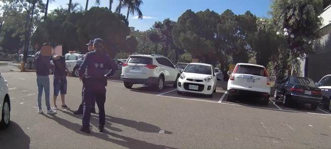 台中司法大厦12月1日上午传出法庭走廊吵架拉扯事件，警方在庭外劝导护送离开，双方目前没提告。（读者提供／张妍溱台中传真）