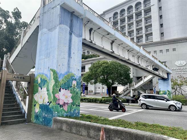 花莲慈济医院前人行陆桥，因使用率低且影响视线，县府将于3日拆除。（王志伟摄）