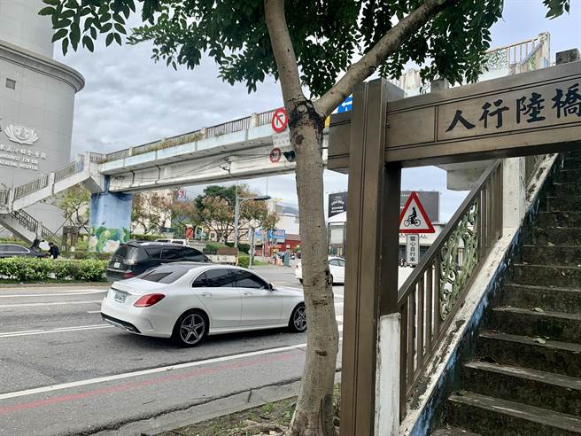 慈济医院前行人陆桥（天桥）本月3日夜间封闭道路拆除，因路幅宽，会在穿越线中间设置行人庇护岛，让长者或行动不便者有安全暂时等候空间。（王志伟摄）