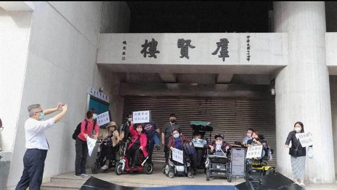 民進黨立委本周排審身心障礙者權益保障法後，仍未見障礙者們所希望的整體檢討修正，未來得及擬條文或進入委員會的條文內容也將失守。（身心障礙團體提供／林良齊台北傳真）