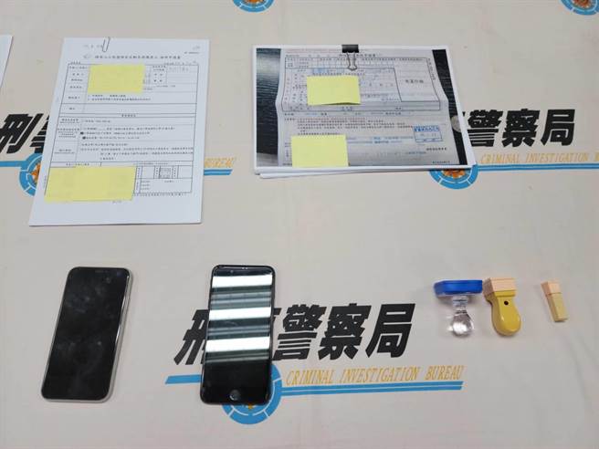 警方查扣手机4只、公司大小章、租用申请书、匯款单影本、语音讲稿、后台诈骗简讯电磁纪录等赃证物。(林郁平摄)