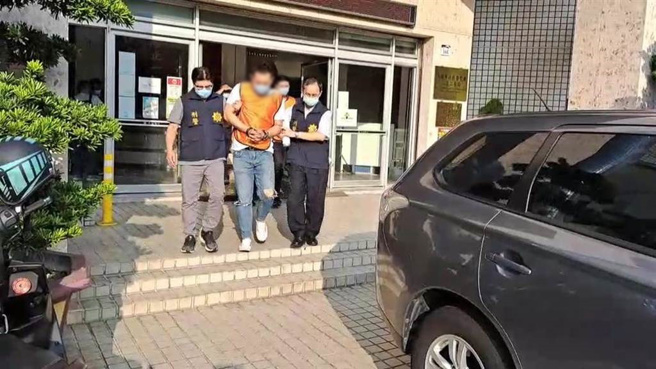 警方黄、苏两人逮捕到案，依诈欺、洗钱等罪嫌移送法办。(翻摄照片／林郁平传真)