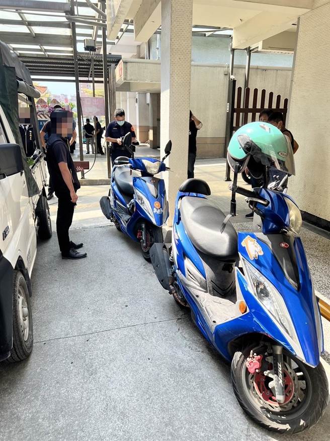 吴男机车停在殡仪馆却突然消失，原来是另一位葬仪社员工刘男骑错车，于是警方通知刘男回超商换车。（翻摄照片／崔正纲高雄传真）