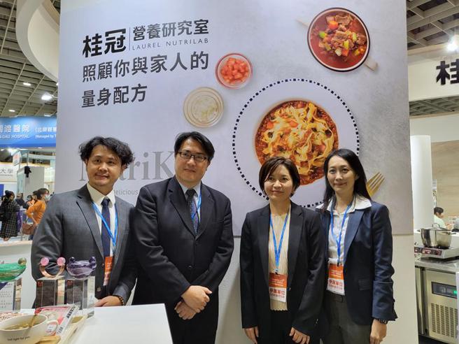 （桂冠董事長王亞倫(右2)。圖／曾仁凱）