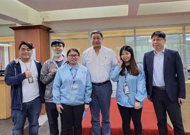 台泥董事長張安平(中)今到台南南科廠與能元科技座談，提及已找牛津大學、麻省理工學院(MIT)共同投入電池回收研究。(圖／台泥提供)