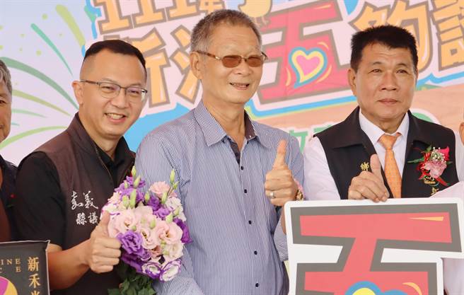 为宣传「新港五够讚」活动，不仅现任乡长林茂盛（右）大力宣传，前任乡长邱晋煌（中）、即将走马上任的准乡长叶孟龙（左）也到场。（吕妍庭摄）