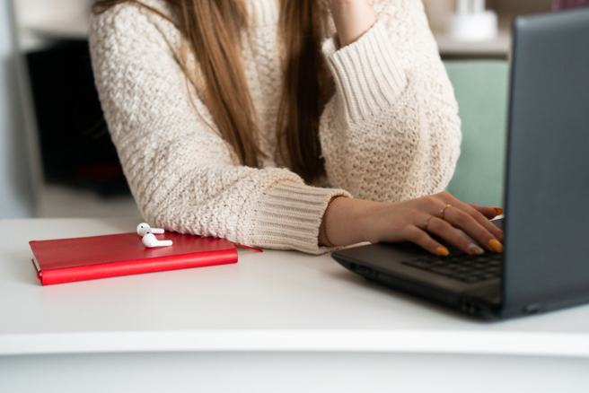 一名刚毕业的女网友近日找工作发现，文组的工作起薪都在4万以下，甚至仅3万2千元备受打击。(示意图，达志提供)