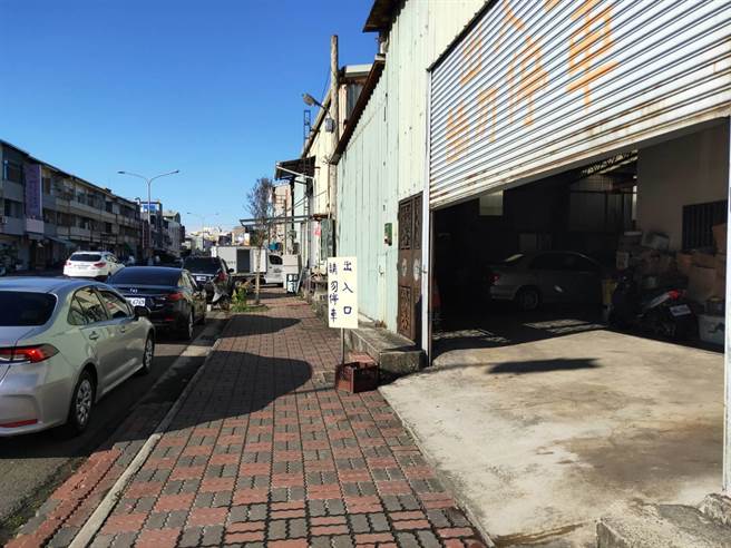紧临马卡龙公园，市民大道与东英17街口这处铁皮工厂疑因经常被游客停车阻挡货车出入，爆发停车纠纷，厂主要在门口立上「请勿停车」告示。（民眾提供／冯惠宜台中传真）民眾提供／冯惠宜台中传真）