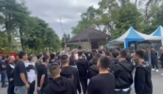 台南2009年发生6人联手在路上抢走7736万的天价强盗案，共犯之一王志成入监12年申请假释成功，今出狱时，台南当地近百名道上兄弟前往热烈迎接。（民眾提供/程炳章翻摄）