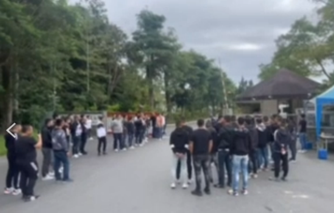 台南2009年发生6人联手在路上抢走7736万的天价强盗案，共犯之一王志成入监12年申请假释成功，今出狱时，台南当地近百名道上兄弟前往热烈迎接。（民眾提供/程炳章翻摄）