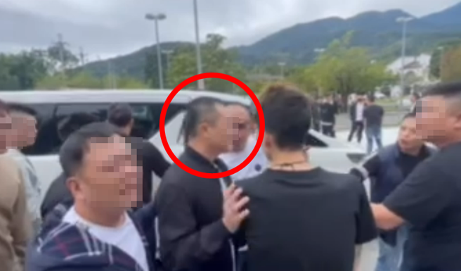 台南2009年发生6人联手在路上抢走7736万的天价强盗案，共犯之一王志成入监12年申请假释成功，今出狱时，台南当地近百名道上兄弟前往热烈迎接。（民眾提供/程炳章翻摄）