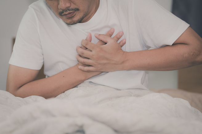 睡觉或休息时突然胸闷、胸痛，小心可能是「心血管痉挛」。( 示意图/ Shutterstock )