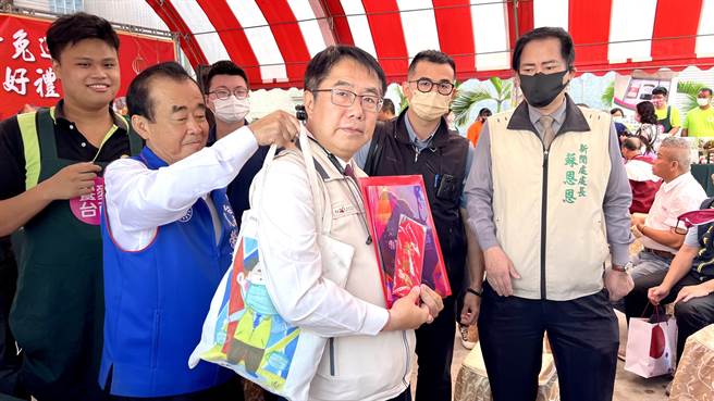 台南市政府劳工局1日整理出台南各庇护工场所特制的年节好礼，邀请市长黄伟哲（右三）代言行销。（张毓翎摄）