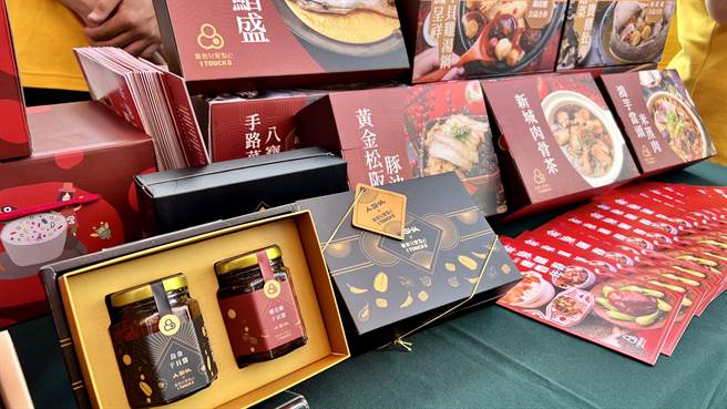 黄伟哲说，庇护年菜除了美味之外，更多了许许多多人情。（张毓翎摄）