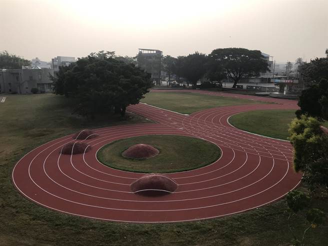 高雄市明宗国小的「冰淇淋跑道」在网路上引发热议。（高市教育局提供／杨舒婷高雄传真）