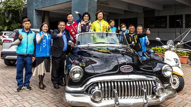 新竹县体育场及第2运动场附设停车场启用正式收费，会中安排復古车暖场，当选的县议员上车谢票。（罗浚滨摄）