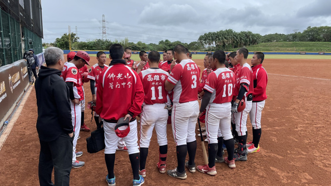 普门中学在黑豹旗8强赛靠着「再见暴投」气走高苑工商。（毛琬婷摄）