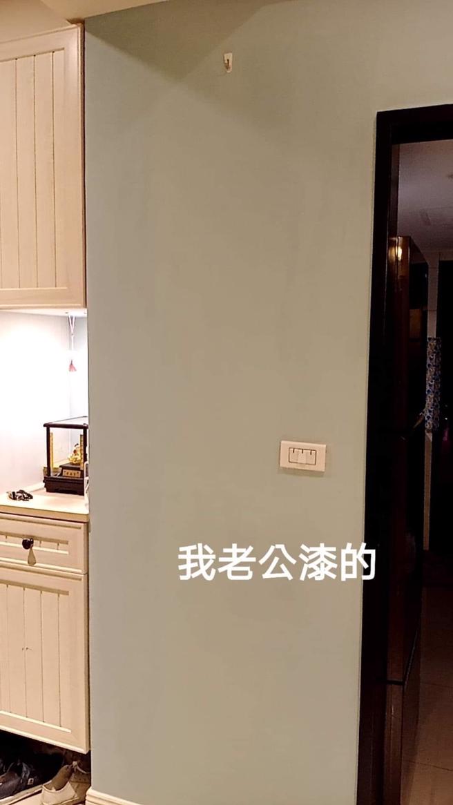 油漆行老板建议，其实多刷1、2次就能盖过补土，而原PO请老公亲自出马后，成果让她非常满意。（图／翻摄自爆怨公社）