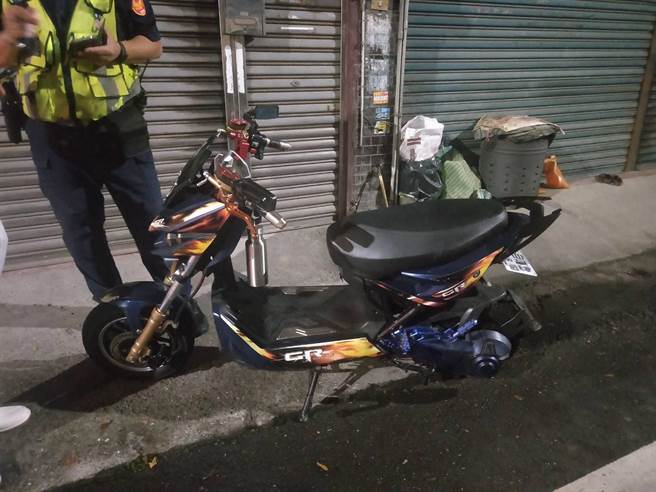 微型电动二轮车（微电车）自11月30日起必须领用牌照才能上路，彰化县警局交通队统计首日全县取缔违规13件。（彰化县警察局提供／吴敏菁彰化传真）