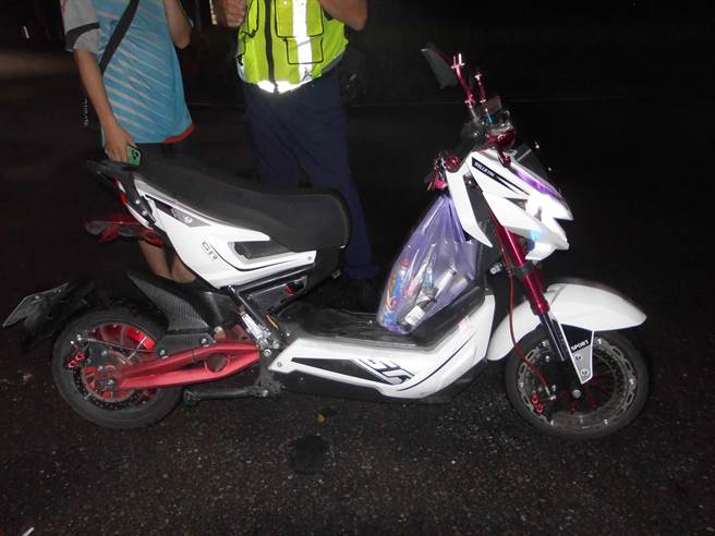 微型电动二轮车（微电车）自11月30日起必须领用牌照才能上路，彰化县警局交通队统计首日全县取缔违规13件。（彰化县警察局提供／吴敏菁彰化传真）