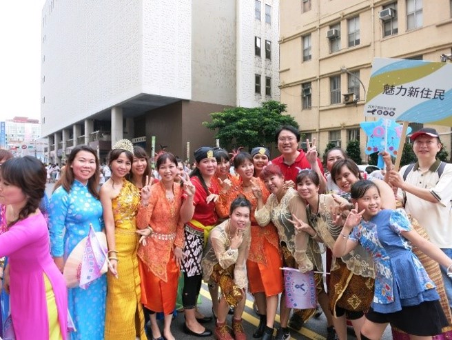 基隆市长林右昌与新住民一同参与老鹰嘉年华游行。(基隆市政府提供)