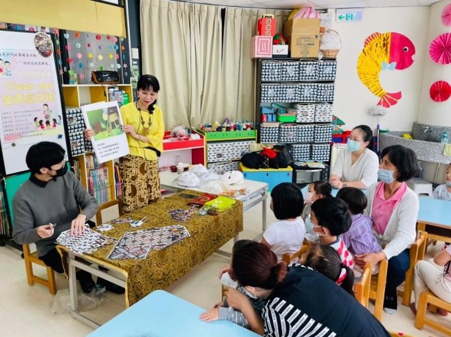 由新住民讲师带领的故事绘本快闪活动。(基隆市政府提供)
