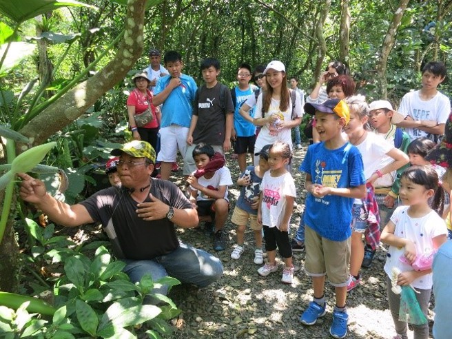 新住民家庭参加生态之旅，认识台湾之美。(基隆市政府提供)