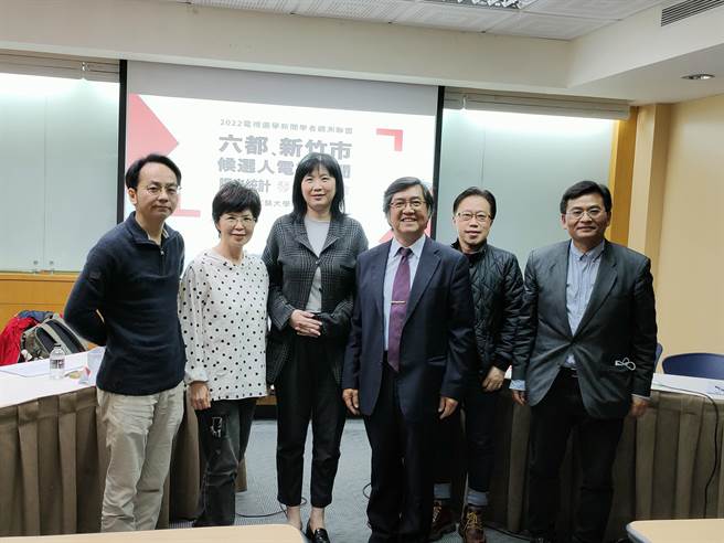 「2022年电视选举新闻学者观测联盟」今(1)日举办记者会，公布选前7周监看12台有线与无线电视台的选战新闻监看结果。(李侑珊摄)